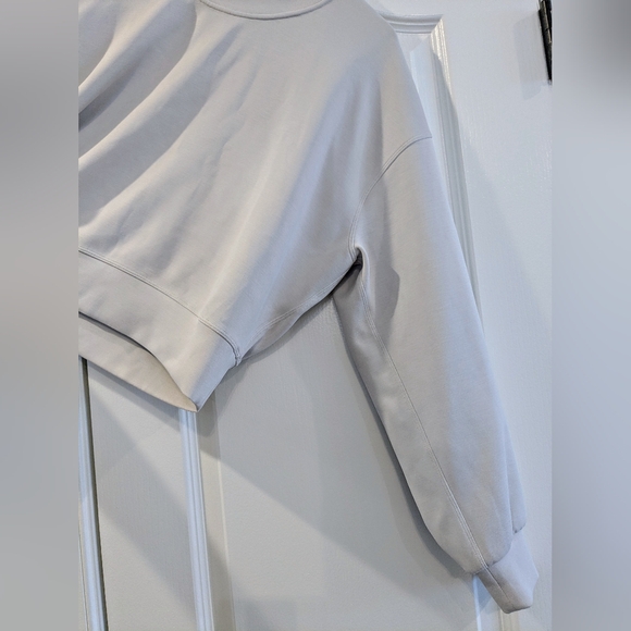 Lululemon Softstreme Perfectly Oversized Cropped Chrome Crew Sweatshirt Size 8 - Picture 5 of 14